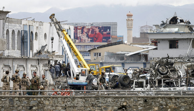 Cảnh sát đang khám nghiệm nơi chiếc xe đánh bom liều chết trong buổi sáng 19-4 tại Kabul - Ảnh: Reuters