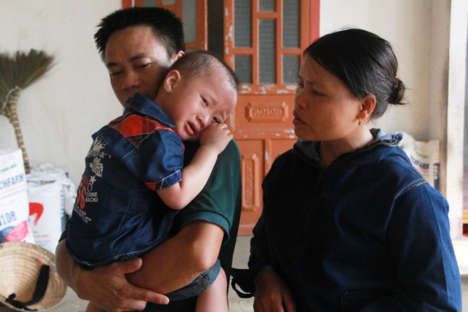 Cô Phạm Thị Tuyết thăm hỏi học sinh sau khi bị đàn ong đốt - Ảnh: Doãn Hòa