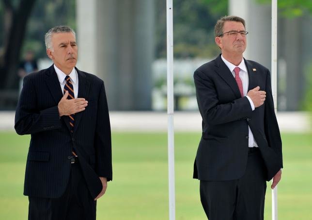 Ảnh: Bộ trưởng quốc phòng Mỹ Ash Carter (phải) và đại sứ Mỹ tại Philippines Philip Goldberg tại Manila ngày 14-4-2016 - Ảnh: Reuters