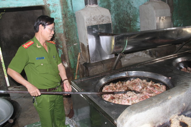 Lò chế biến mỡ bẩn bị bắt quả tang trưa 19-4 - Ảnh: Đ.Cường