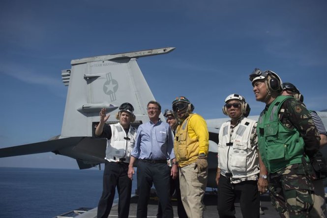 Bộ trưởng Ashton Carter (thứ hai từ trái sang) và Bộ trưởng Quốc phòng Philippines Voltaire Gazmin (thứ hai từ phải sang) trong chuyến thăm tàu USS John C. Stennis đang tuần tra ở Biển Đông hôm 15-4
- Ảnh: Bộ Quốc phòng Mỹ