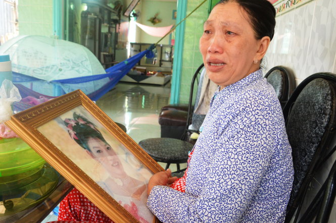 Bà Nhi và di ảnh Thắm - Ảnh: Thành Nhơn