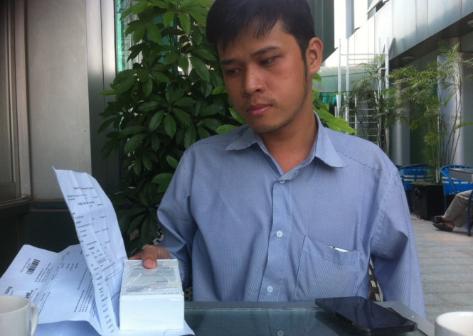 Anh Hùng bức xúc về việc lỗi sản phẩm do nhà sản xuất nhưng không được giải quyết thích đáng - Ảnh: Lê Sơn