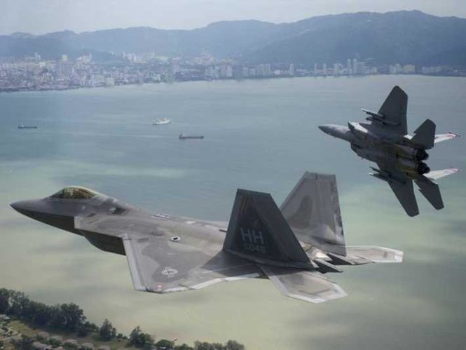 Một chiếc F-22 bay cạnh một chiếc F-15 - Ảnh: Bussiness Insider