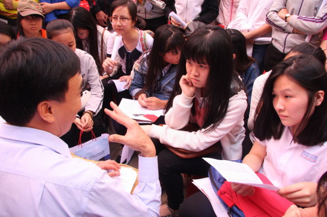 TS Phạm Tấn Hạ, trưởng phòng đào tạo Trường ĐH Khoa học xã hội và nhân văn (ĐHQG TP.HCM) đang tư vấn tuyển sinh cho học sinh. - Ảnh: Trần Huỳnh