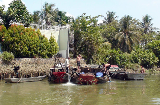 Lực lượng chức năng tiến hành trục vớt thành công ghe khai thác cát lậu bị cát tặc nhấn chìm - Ảnh: A Lộc
