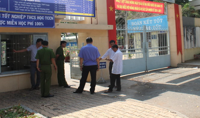 Cơ quan chức năng đang khám nghiệm hiện trường - Ảnh: Hoài Thương