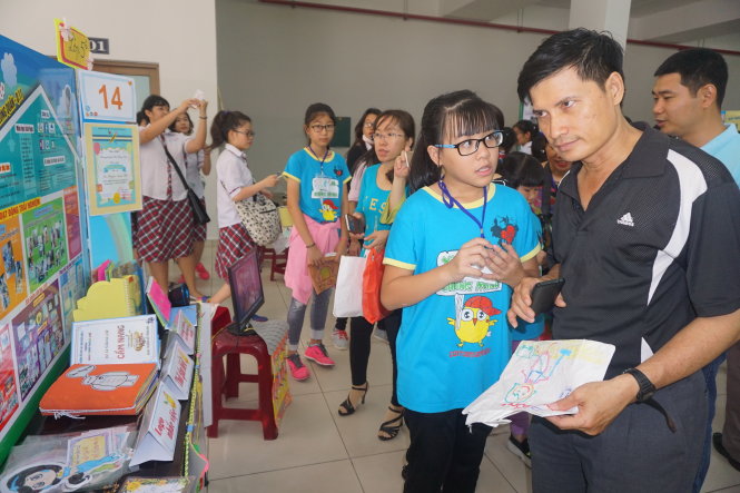 Lê Mỹ Quyên (học sinh lớp 5/6 Trường tiểu học Lạc Long Quân, Q.11, TP.HCM) giới thiệu về dự án “Con đã lớn” cho khách tham quan gian hàng - Ảnh: H.HG.