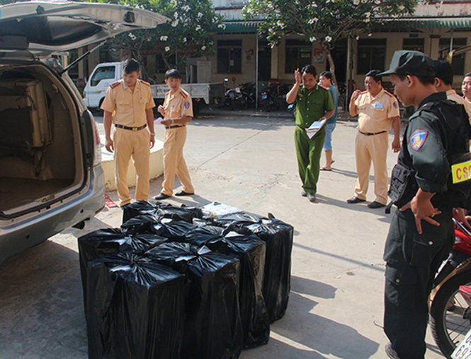 Lực lượng chức năng đưa xe “quân sự giả” về lập biên bản phạm tội quả tang - Ảnh: B.Đấu