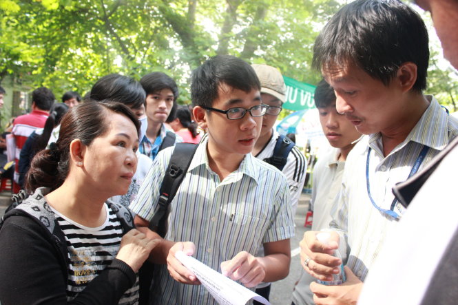 Thí sinh nộp hồ sơ xét tuyển ĐH năm 2015. Ảnh: M.G