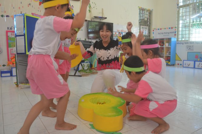 Cô Quyên cùng các bé tham gia một vở diễn từ truyện cổ tích - Ảnh: M.Tâm