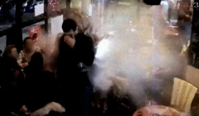 Ibrahim Abdeslam che mặt trước khi kích nổ bom mang theo người - Ảnh chụp từ video clip