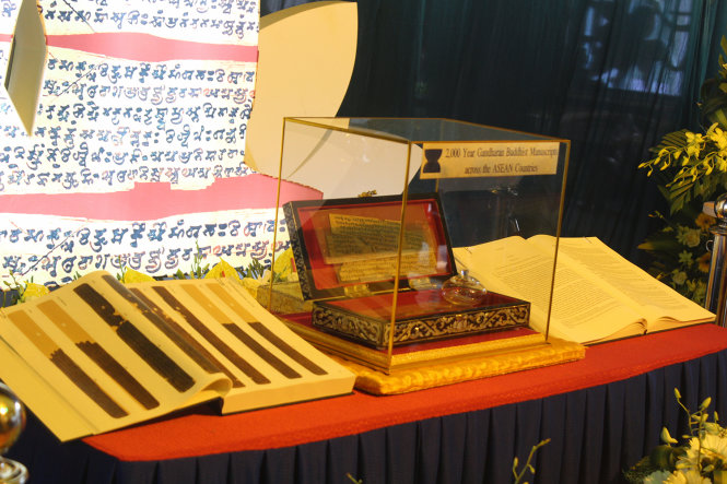 kinh Phật được bọc trong lồng kính cẩn thận. Ảnh: Văn Dinh