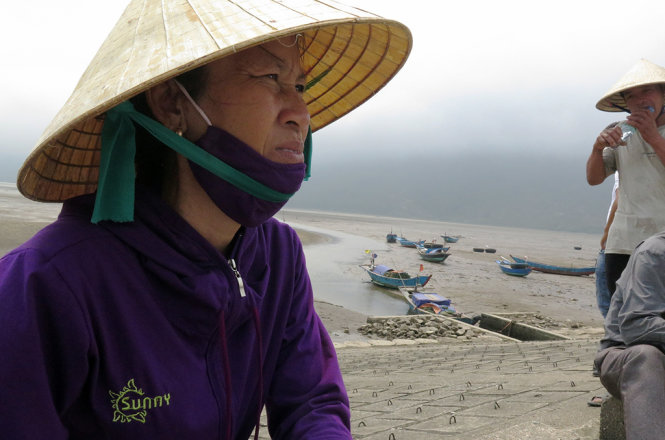 Bà Trần Thị Lụa, xã Kỳ Hà, huyện Kỳ Anh, Hà Tĩnh có 1,5 ha nghêu chết trắng chưa rõ nguyên nhân - Ảnh: Tấn Vũ