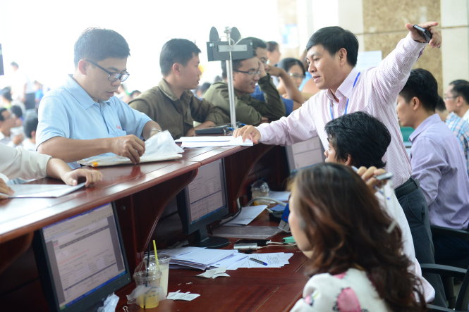 Hầu hết các doanh nghiệp đều muốn thủ tục hoàn thuế được ổn định, ít thay đổi. Trong ảnh: doanh nghiệp và người dân làm thủ tục thuế tại Cục Thuế TP - Ảnh: Quang Định