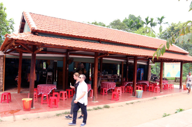 Nhà bán hàng lưu niệm được xây dựng ngay trong vùng lõi di tích Mỹ Sơn - Ảnh: Thái Lộc