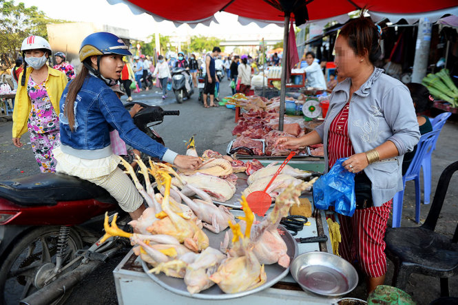 Gà vịt không rõ nguồn gốc xuất xứ (không có đóng dấu của chi cục thú y) được bày bán tại một chợ tự phát ở TP.HCM - Ảnh: Hữu Khoa