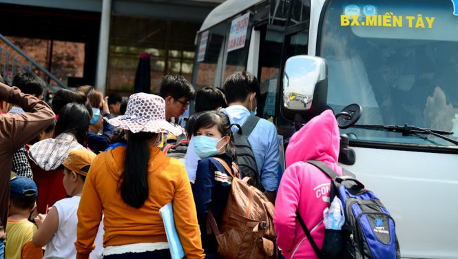 Người dân lên xe về các tỉnh miền tây nghỉ lễ dịp lễ 30-4, 1-5-2015 - Ảnh tư liệu Tuổi Trẻ
