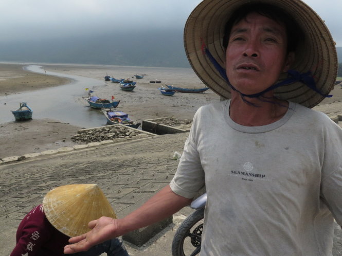 Ngư dân Nguyễn Bá Lựu (thị xã Kỳ Anh, Hà Tĩnh) kể về nỗi khổ phải cắm thuyền vì không còn ai mua cá   - Ảnh: Tấn Vũ