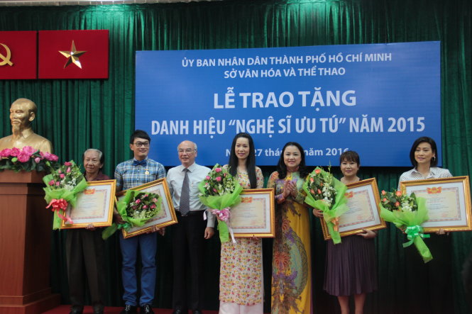 Các nghệ sĩ được phong tặng NSƯT nhận bằng chứng nhận và 
tiền thưởng sáng 27-4 tại Sở VH-TT TP.HCM - Ảnh: Nguyễn Lộc