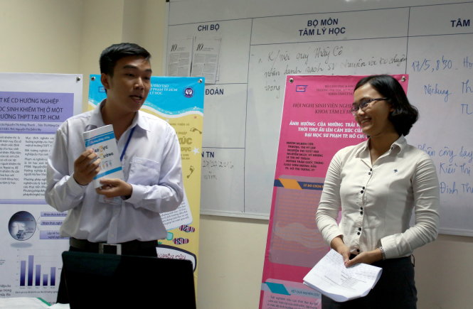 Xuân Huy (trái) và Bích Thảo giới thiệu cẩm nang phòng chống bạo lực học đường - Ảnh: Khuê Ngọc