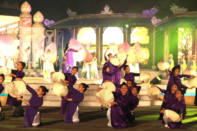 Các nghệ sĩ trẻ Huế chuẩn bị cho chương trình khai mạc Festival Huế 2016 - Ảnh: Phan Thành