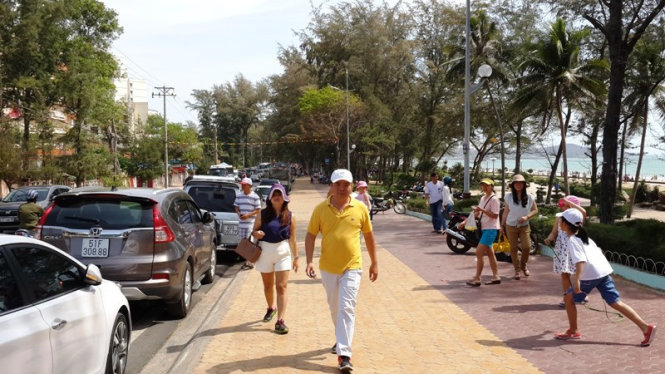 Khách du lịch đến khu vực Đồi Dương, TP Phan Thiết (Bình Thuận) - Ảnh: Th.Trí