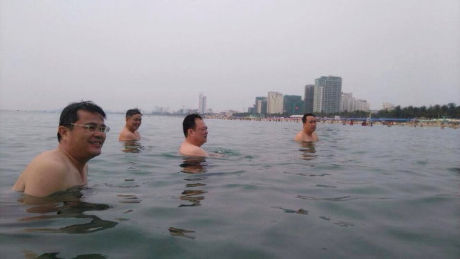 Ông Nguyễn Điểu - giám đốc Sở TN&MT Đà Nẵng tắm biển sáng 30-4 - Ảnh: Hoàng Khánh Hưng
