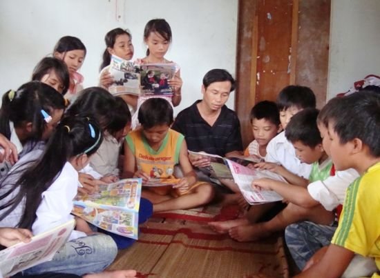 Niềm vui của thầy trò lớp 6 “nhô” - Ảnh: Th.Nhi