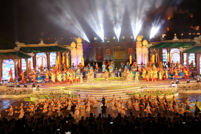 Tiết mục Âm sắc hội cổ đô mở màn chươn trình khai mạc Festival Huế 2016 - Ảnh: Nguyễn Ngọc Thạch