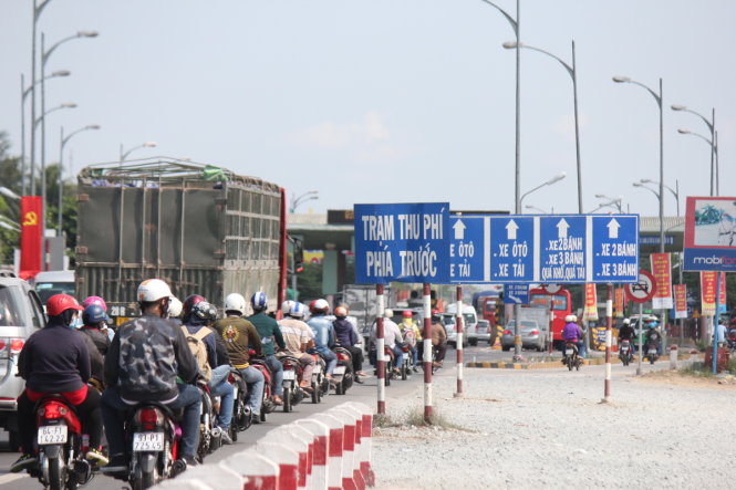 Ùn ứ ngay trước trạm thu phí cầu Rạch Miễu, hướng từ Tiền Giang qua Bến Tre - Ảnh: Mậu Trường