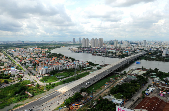 TP.HCM nhìn từ quận 2 - Ảnh: Tự Trung