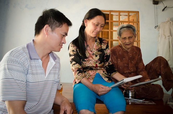 Phút đoàn viên của cụ Ngữ, Bậu và Yang Jianfeng - Ảnh: Tấn Lực