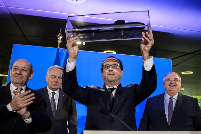 Tổng thống Pháp François Hollande (thứ hai từ phải sang) thăm văn phòng DCNS ở Paris ngày 26-4 và xem mẫu tàu ngầm sẽ đóng cho Úc cùng Bộ trưởng Quốc phòng Pháp Jean-Yves Le Drian (bìa trái) -  Ảnh: Reuters