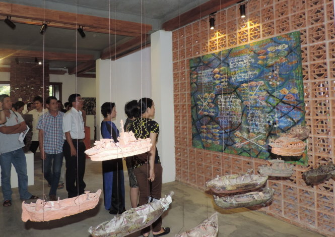 Khách tham quan bị thu hút bởi những tác phẩm hội họa và sắp đặt tại Đối thoại - Ảnh: Hoàng Duy