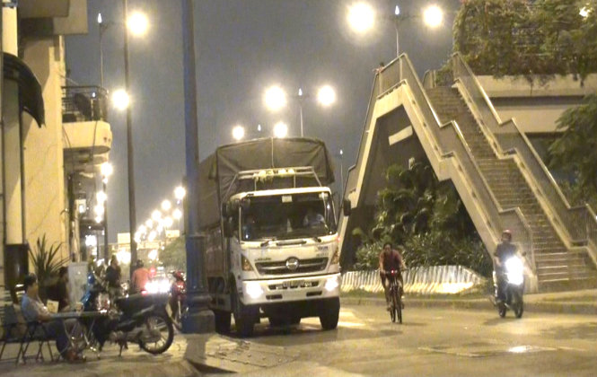 Một chiếc xe tải đậu ở góc đường Võ Văn Kiệt - Mai Xuân Thưởng (Q.6) đợi sự “sắp xếp” của Hạnh (cháu bà Mỹ) để đi vào đường cấm lúc 20g ngày 12-4 - Ảnh cắt từ clip điều tra