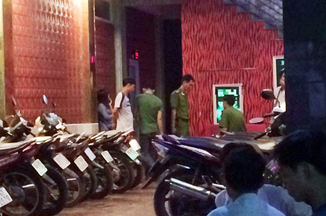 Lực lượng chức năng tại quán karaoke xảy ra vụ việc  - Ảnh: Ngọc Khải