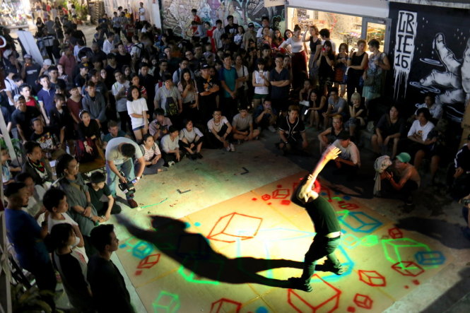 Khá đông các bạn đam me hip hop đã hòa mình cùng không khí sôi động của đêm hội - Ảnh: Ngọc Hiển