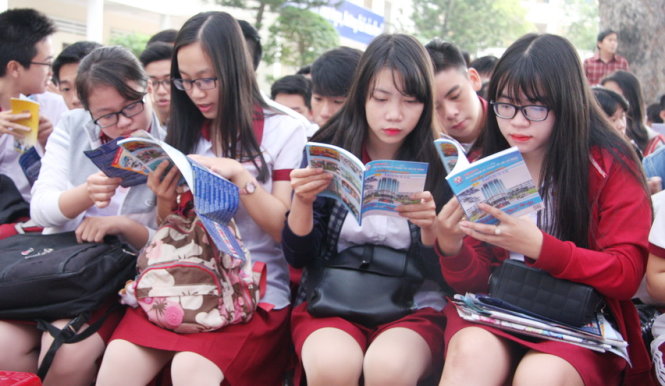 Học sinh tìm hiểu thông tin tuyển sinh đại học năm 2016. - Ảnh: Trần Huỳnh