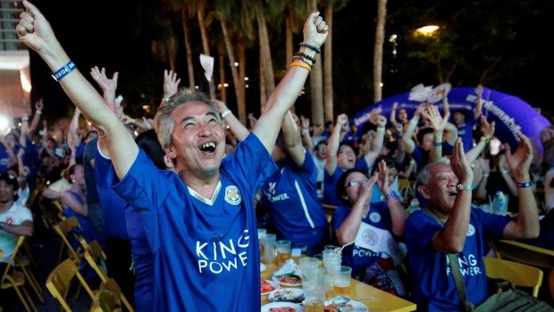 Các CĐV Thái Lan vui mừng với chiến thắng của Leicester - Ảnh: Reuters