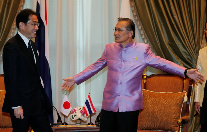 Ngoại trưởng Thái Lan Don Pramudwinai (phải) tiếp đón Ngoại trưởng Nhật Kishida tại Bangkok ngày 1-5 - Ảnh: Reuters