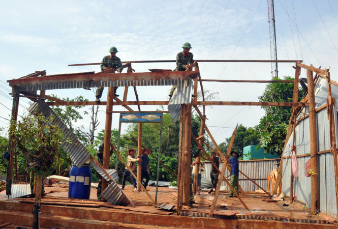 Cán bộ, chiến sĩ Lữ đoàn 234 (Quân đoàn 3) giúp nhân dân xã Ia Pết, huyện Đắc Đoa, tỉnh Gia Lai dựng lại nhà sau trận lốc xoáy