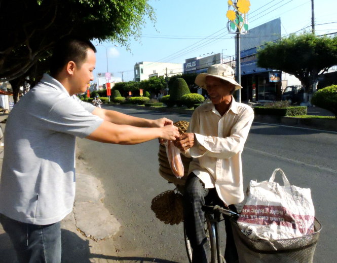Ổ bánh mì sữa giúp nhiều người lao động nghèo no bụng mỗi buổi sáng trước khi đi làm - Ảnh: T.Hằng