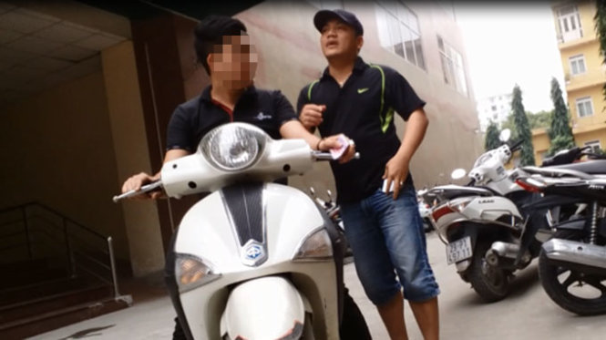 Linh (đứng) và Trường sẽ xuất hiện mọi lúc khi các nữ nhân viên tại trung tâm gia sư cần đến - Ảnh: Q.Thế
