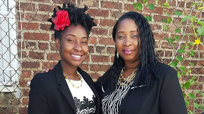 Nữ sinh Kelly Hyles (trái) - Ảnh: Localtvwreg
