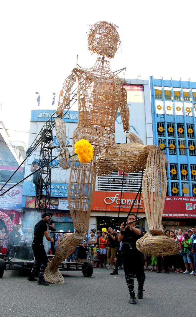 Các nghệ sĩ của Đoàn nghệ thuật L'homme Debout (Pháp) đã khuấy động đường phố Huế bằng chú rối khổng lồ Liédo cao 7,5m-Minh Tự