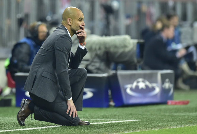 HLV Guardiola buồn bã trong trận gặp Atletico - Ảnh: AFP