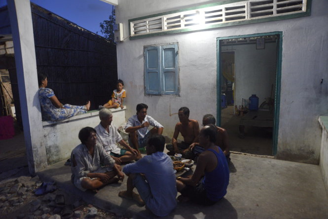 Những cuộc nói chuyện vui vẻ dưới ánh đèn kéo dài tới tận khuya