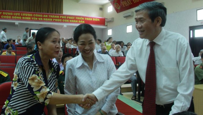 Ông Đinh Thế Huynh - ủy viên Bộ chính trị, thường trực Ban Bí thư - gặp gỡ cử tri Đà Nẵng - Ảnh: Hữu Khá