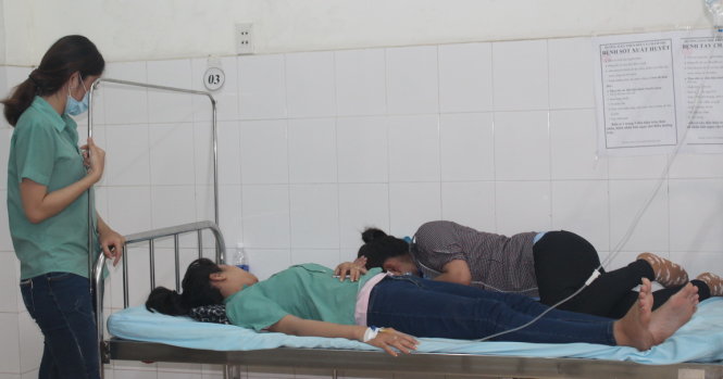 Các công nhân nhập viện tại Trung tâm Y tế thành phố Mỹ Tho vào ngày 17-4 - Ảnh: Hoài Thương